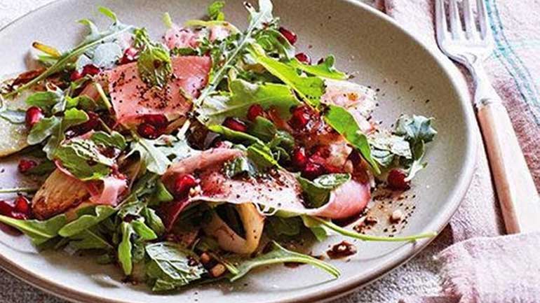 Πράσινη σαλάτα με προσούτο και ντρέσινγκ ροδιού